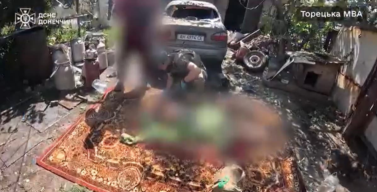З Торецька надзвичайники транспортували до лікарні двох поранених осіб (відео)
