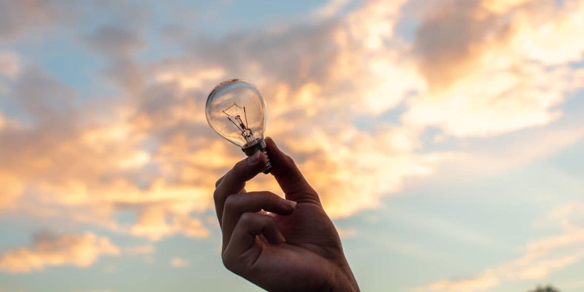 лампочка в руці