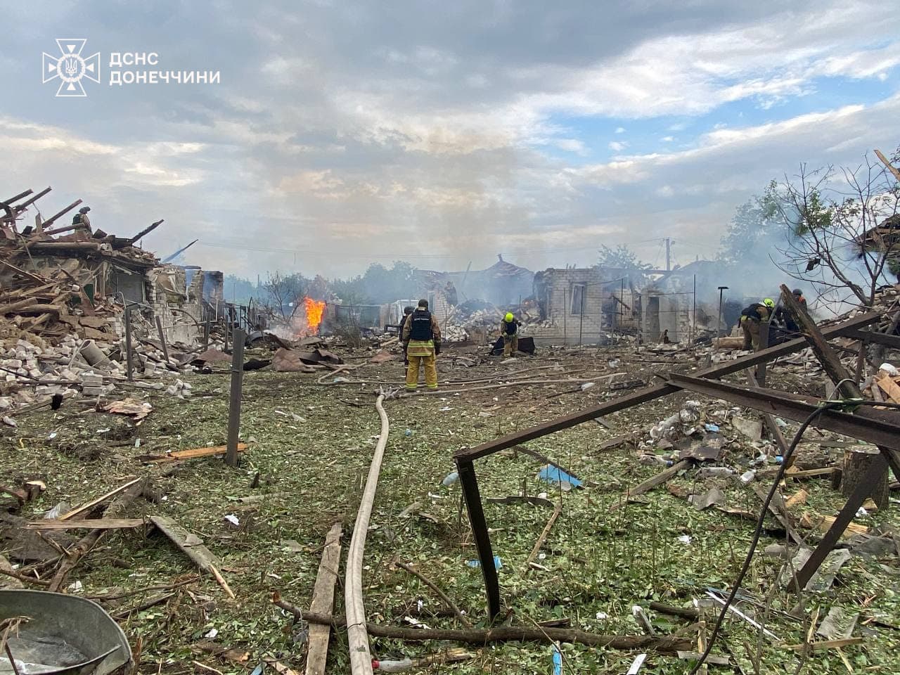 В Лимані рятувальники ліквідували пожежі житлових будинків, спричинені обстрілом (фото)