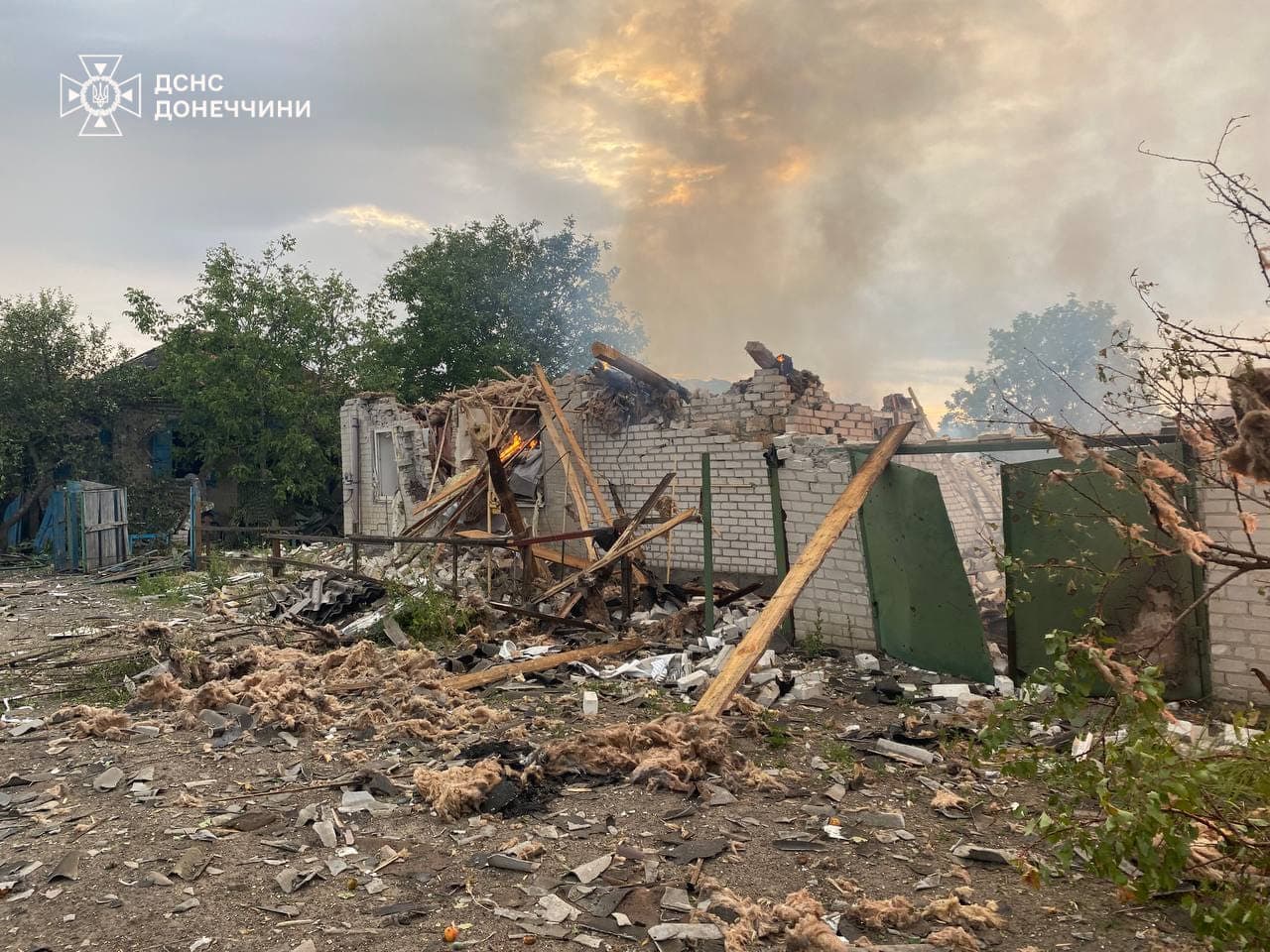 В Лимані рятувальники ліквідували пожежі житлових будинків, спричинені обстрілом (фото)