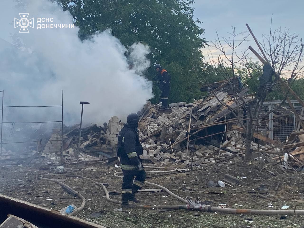 В Лимані рятувальники ліквідували пожежі житлових будинків, спричинені обстрілом (фото)