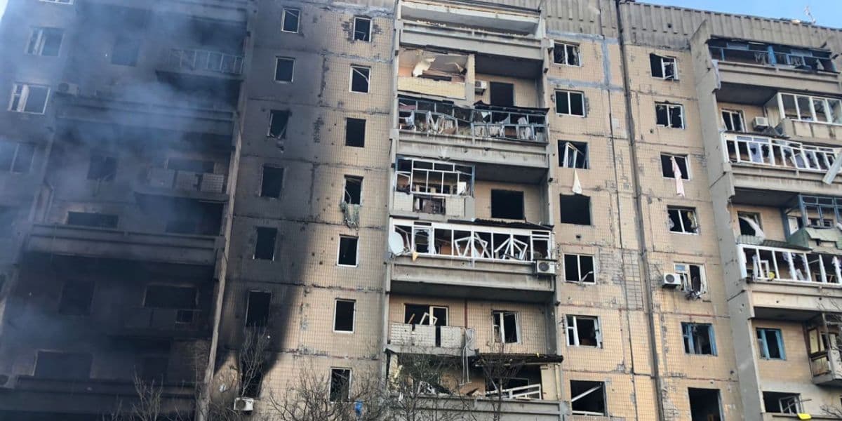 обстріляна багатоповерхівка