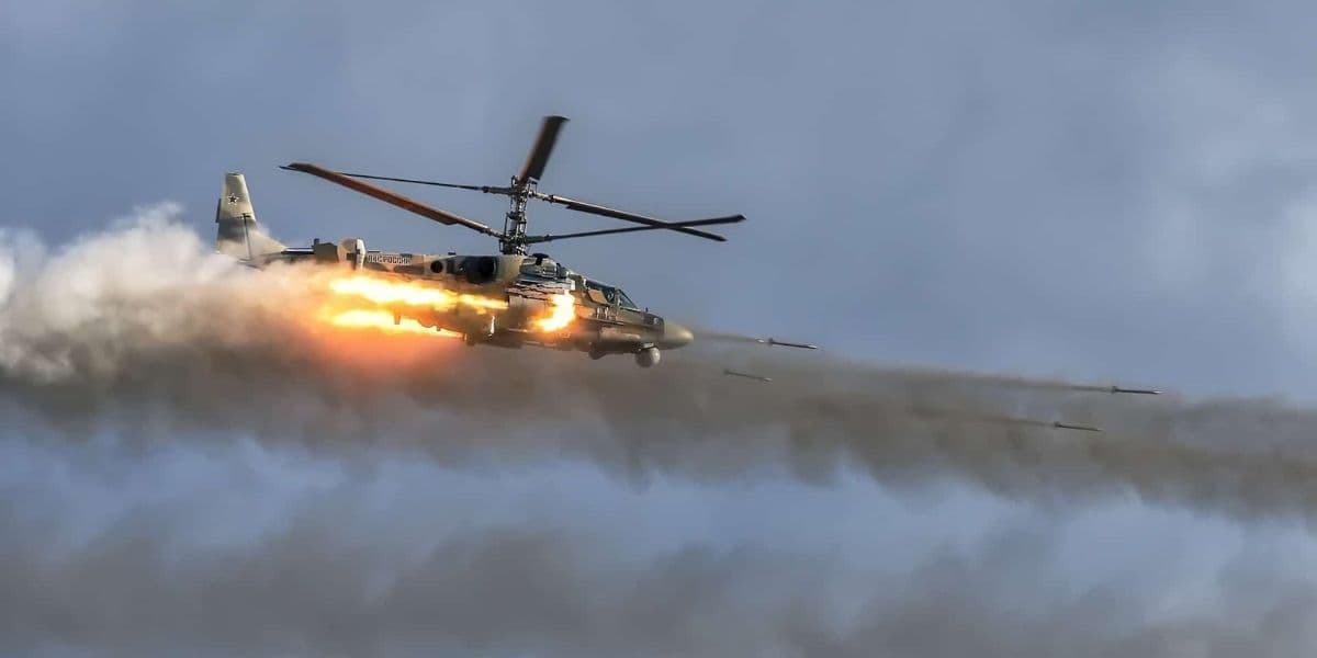 російський гелікоптер стріляє нар