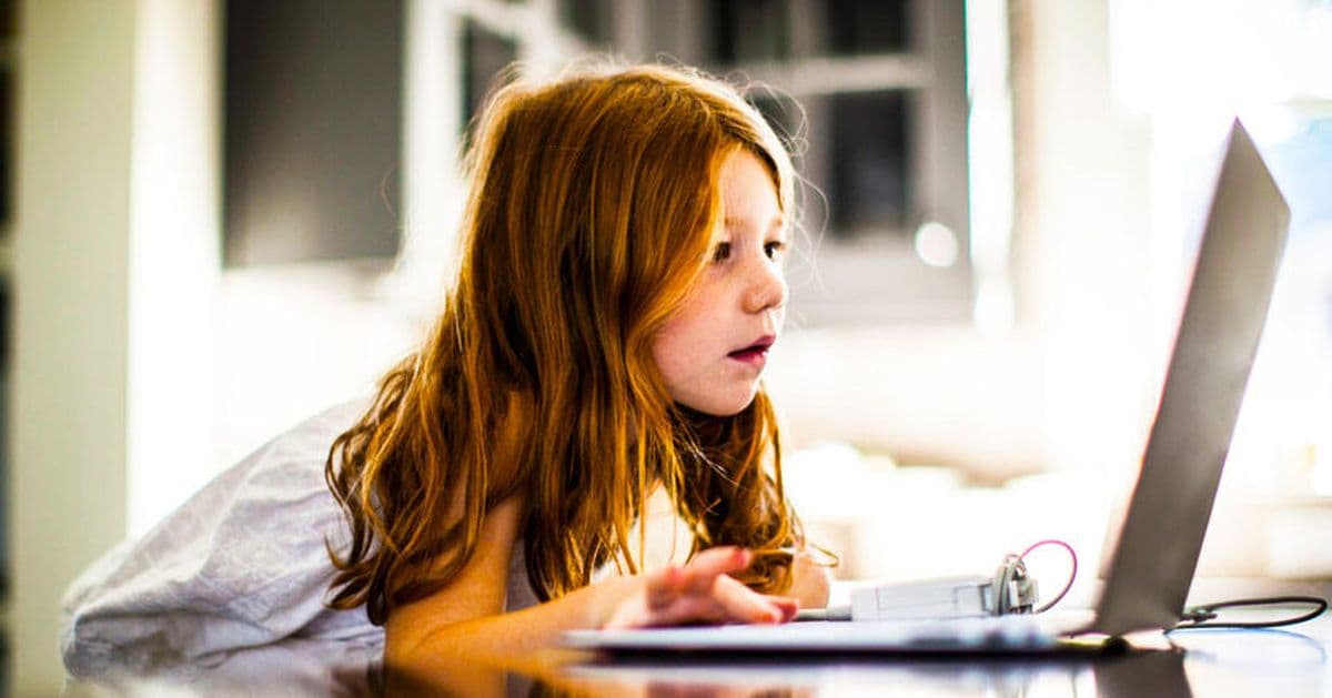 школярка за комп'ютером
