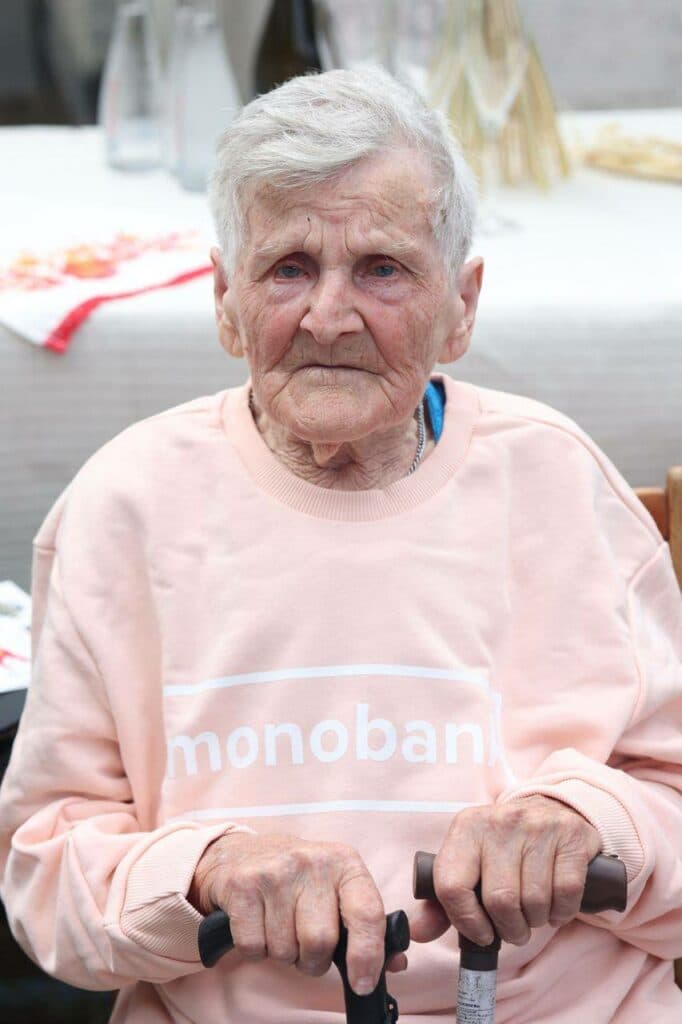 жінка з Очеретиного з житлом від Монобанку