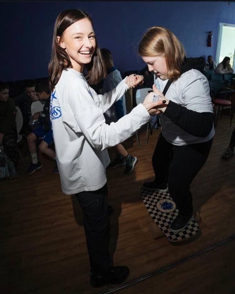 Behind Blue Eyes діти фото