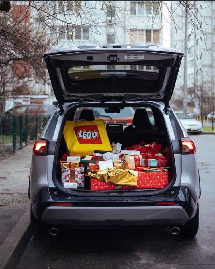 Behind Blue Eyes діти фото