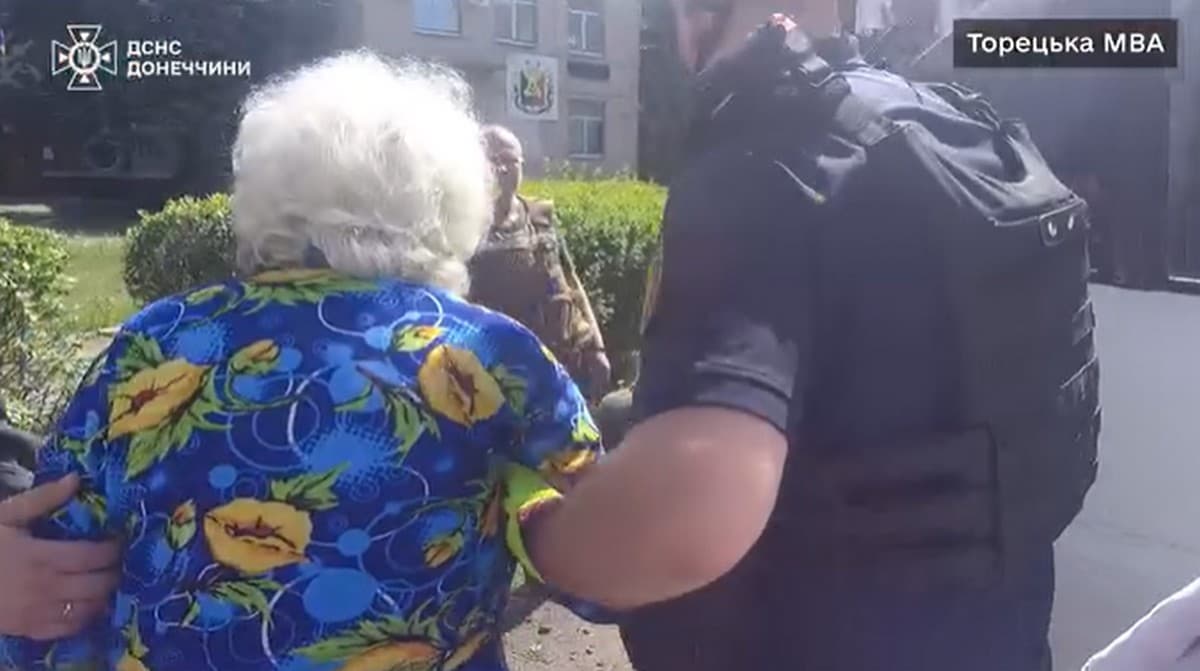 У Торецьку надзвичайники рятують мирних мешканців (відео)