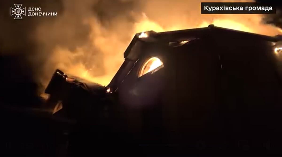 У Курахівській громаді рятувальники ліквідували 5 пожеж, які виникли внаслідок ворожих обстрілів (відео)