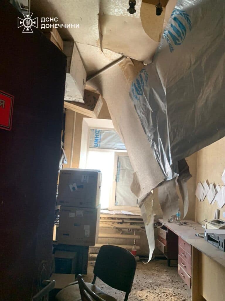 У Дружківці ворожим обстрілом було пошкоджено — рятувальну частину (фото)