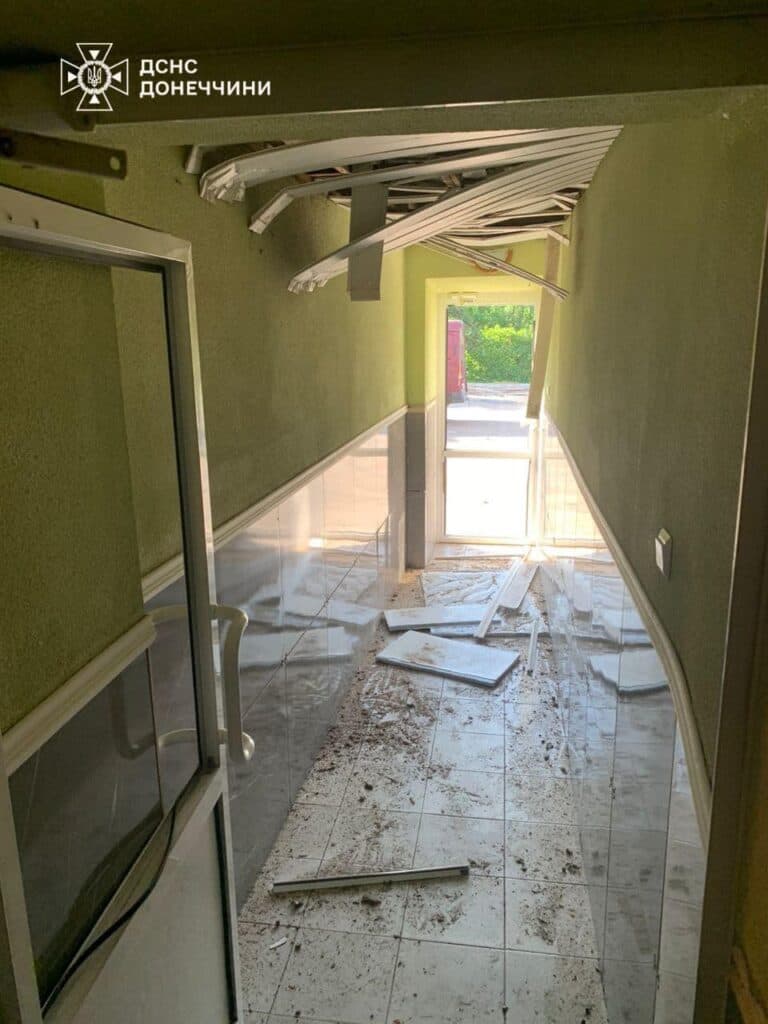 У Дружківці ворожим обстрілом було пошкоджено — рятувальну частину (фото)