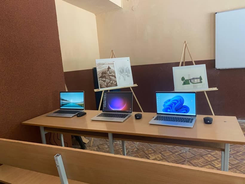 Триває допомога від Уряду Японії для створення цифрових освітніх центрів на базі релокованих закладів освіти з Донеччини (фото)