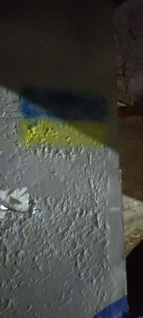 Активісти руху "Жовта Стрічка" поширюють українські патріотичні плакати в окупованому Донецьку