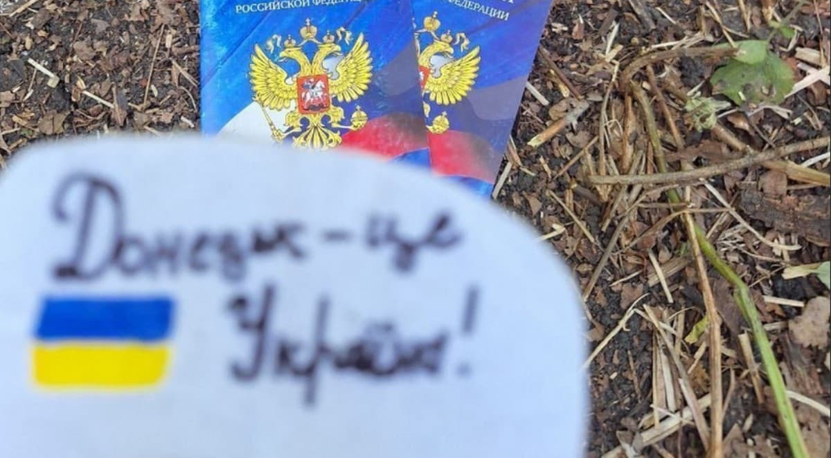 У Донецьку горять збірники законів країни-окупанта у знак того, що окупація — тимчасова