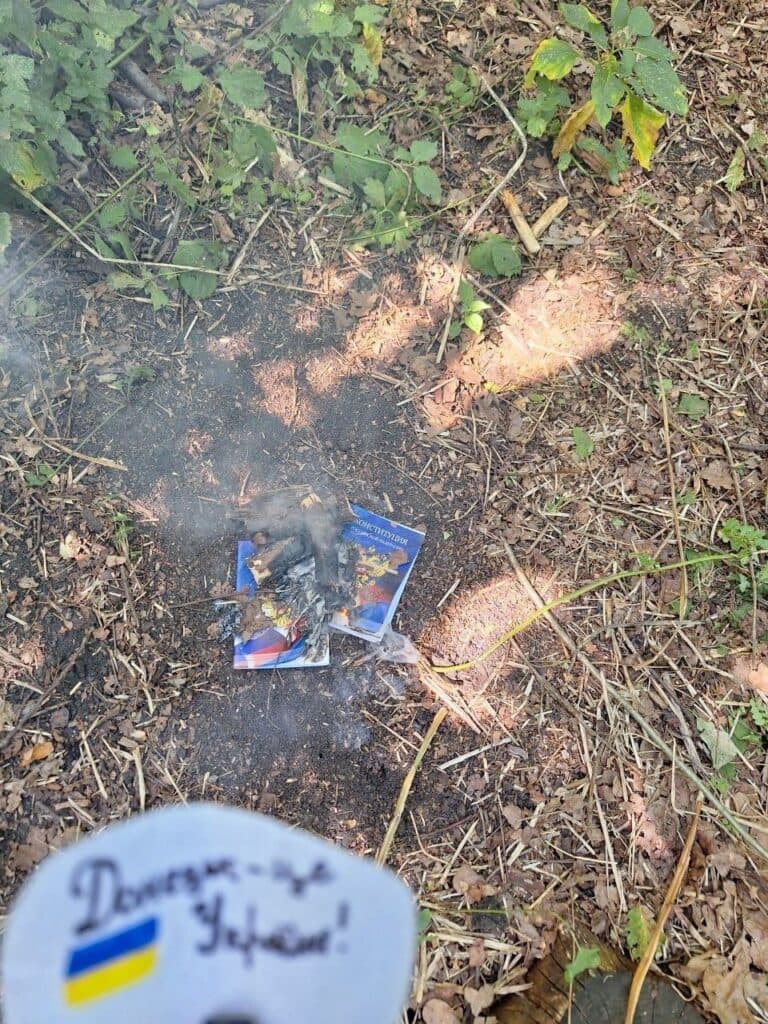 У Донецьку горять збірники законів країни-окупанта у знак того, що окупація — тимчасова