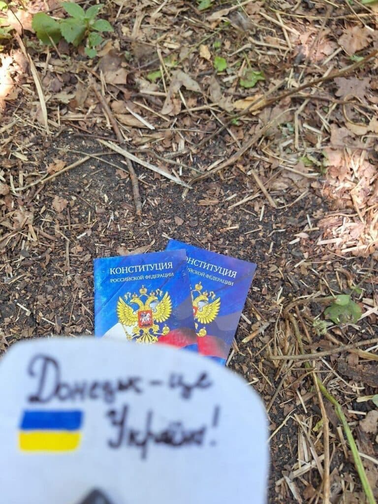 У Донецьку горять збірники законів країни-окупанта у знак того, що окупація — тимчасова