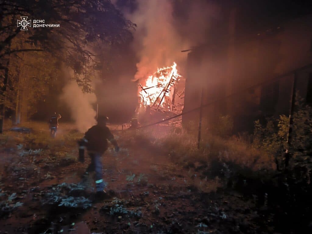 Внаслідок обстрілу Костянтинівки виникла пожежа у двоповерховому житловому будинку (фото)