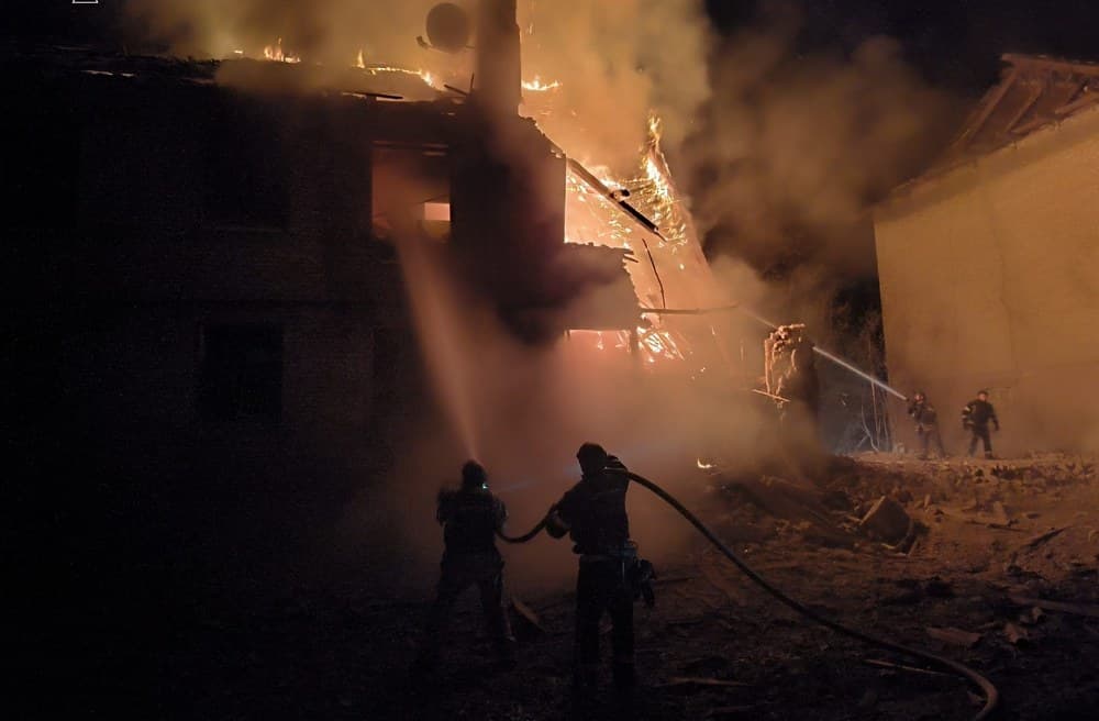 Внаслідок обстрілу Костянтинівки виникла пожежа у двоповерховому житловому будинку (фото)