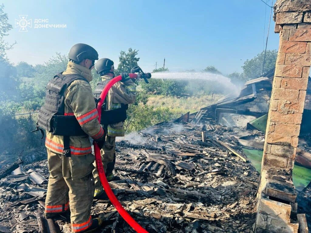 Ворог обстріляв житловий сектор Курахового (фото)
