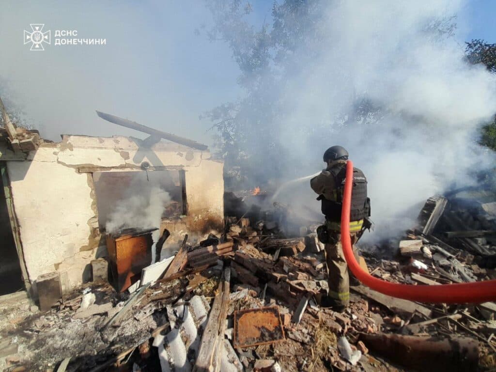 Ворог обстріляв житловий сектор Курахового (фото)