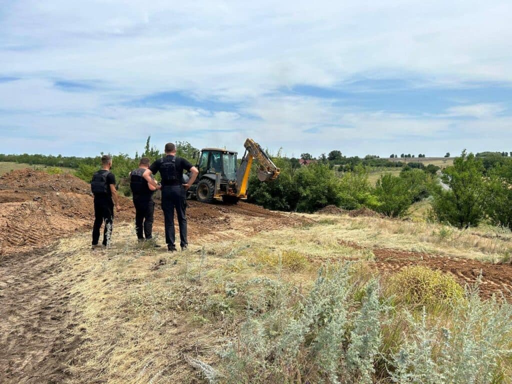 Лисогор відвідав будівництво фортифікаційних споруд, які зводять громади Луганщини (фото)