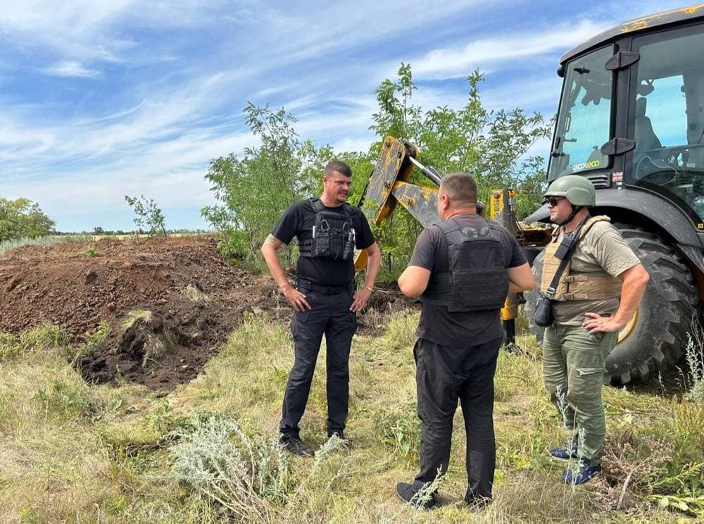 Лисогор відвідав будівництво фортифікаційних споруд, які зводять громади Луганщини (фото)