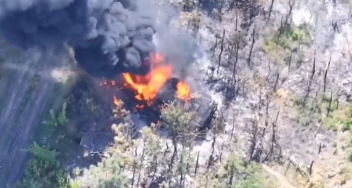 Українські бійці знищили російський танк у Серебрянському лісі (відео)