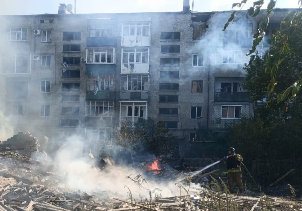 У Лиманщині рятувальники ліквідовують наслідки ворожих обстрілів (фото)