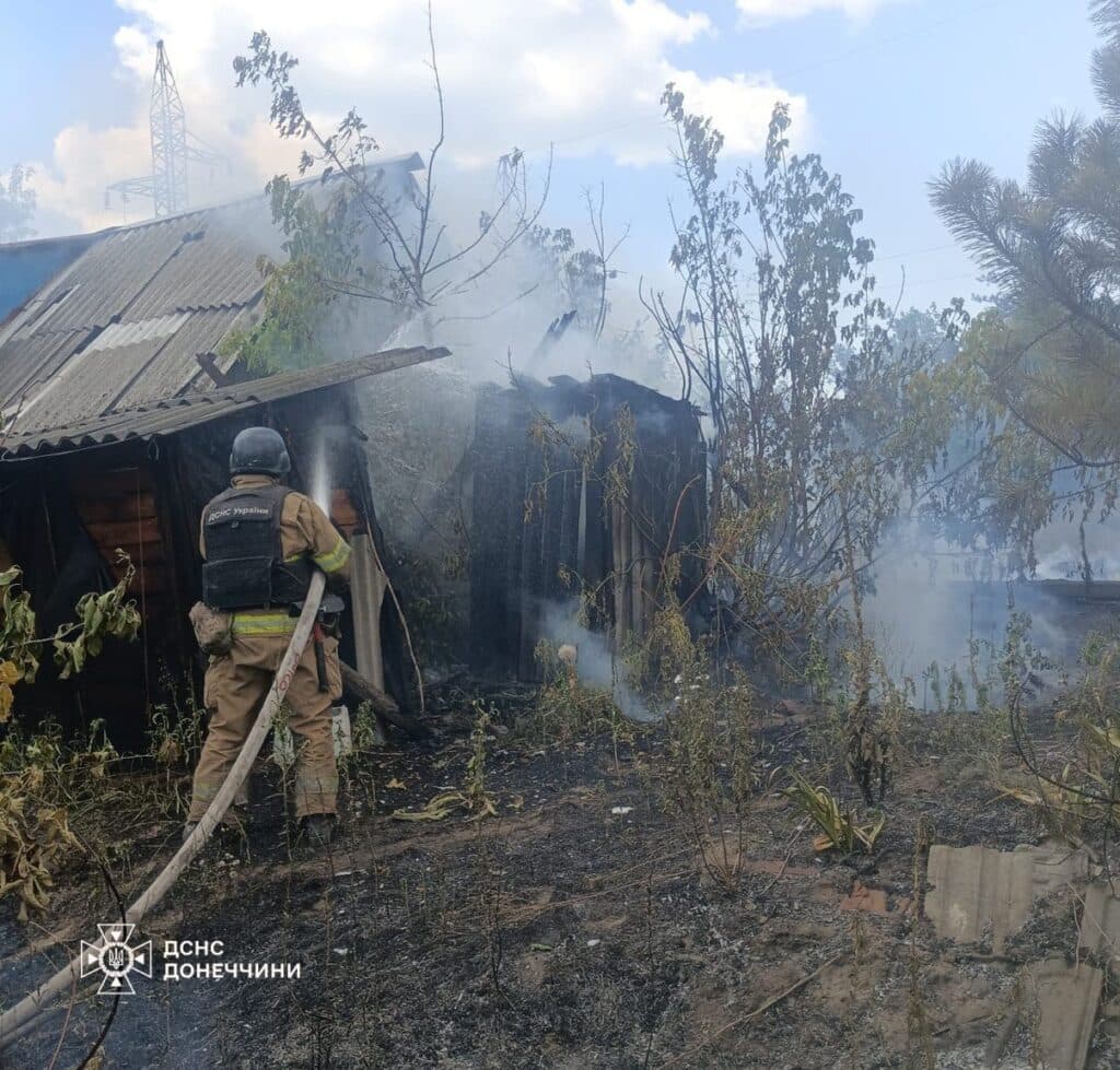 У Лиманщині рятувальники ліквідовують наслідки ворожих обстрілів (фото)