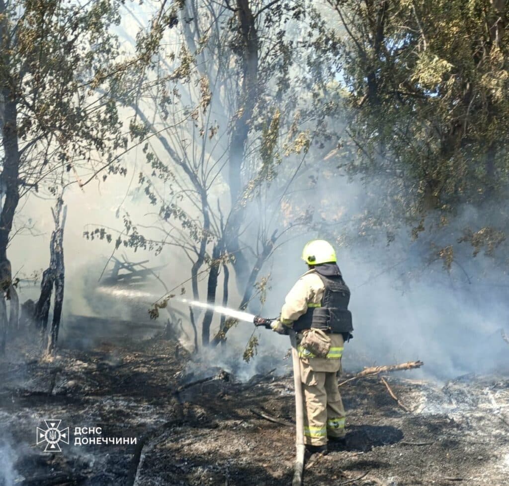 У Лиманщині рятувальники ліквідовують наслідки ворожих обстрілів (фото)