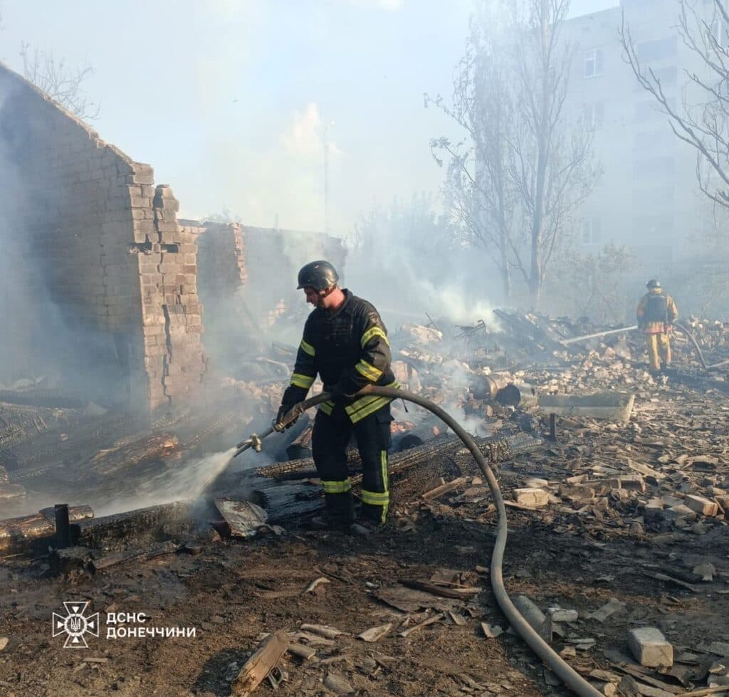 У Лиманщині рятувальники ліквідовують наслідки ворожих обстрілів (фото)