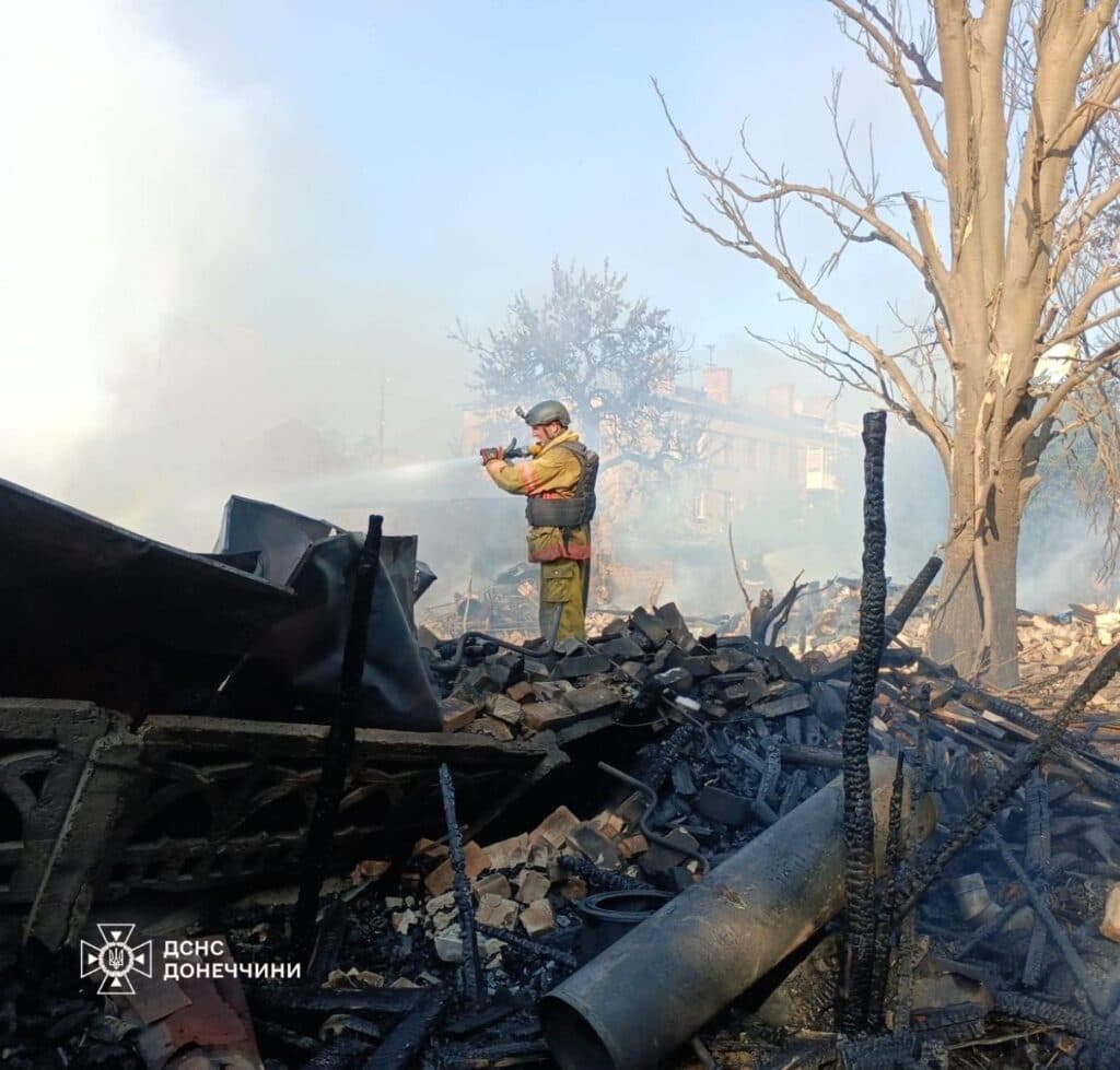 У Лиманщині рятувальники ліквідовують наслідки ворожих обстрілів (фото)