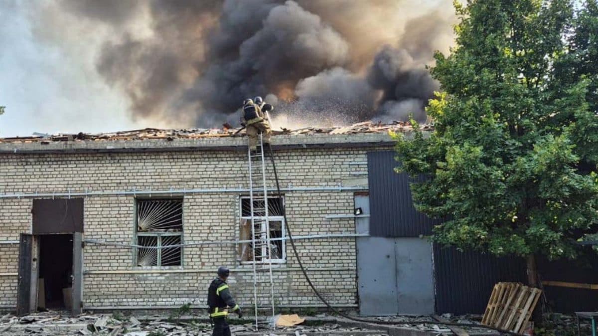 Рятувальники ліквідували 5 пожеж, спричинених ворожими ударами по Лиманщині