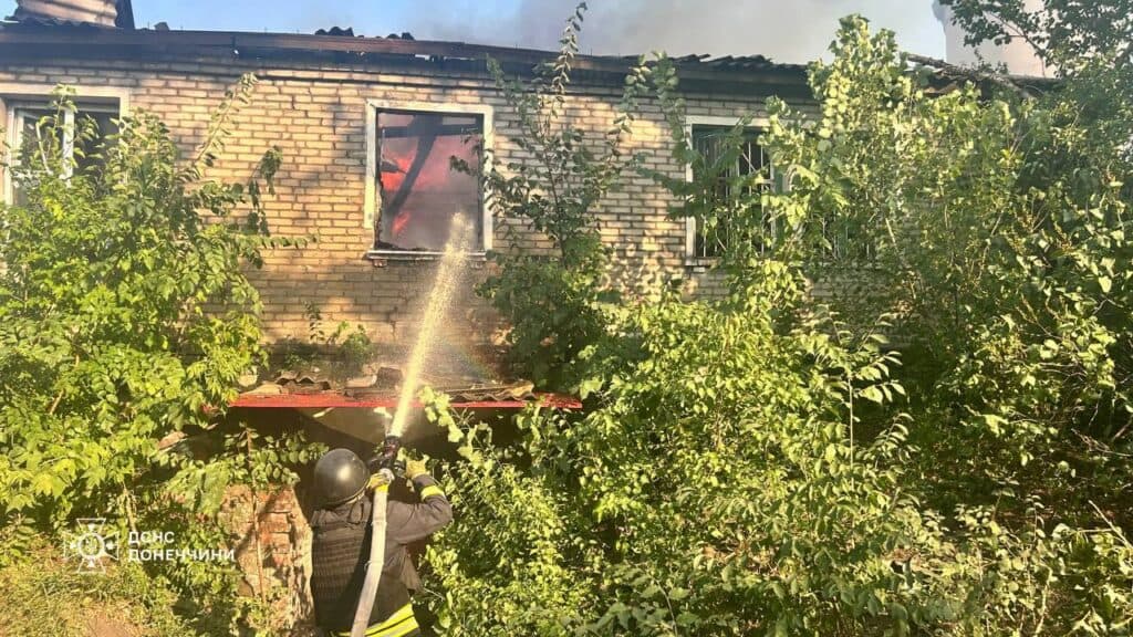 У Лимані внаслідок обстрілу загорілася адмінбудівля (фото)