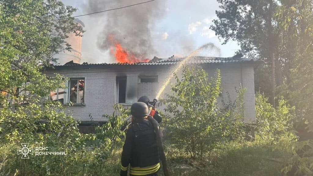 У Лимані внаслідок обстрілу загорілася адмінбудівля (фото)