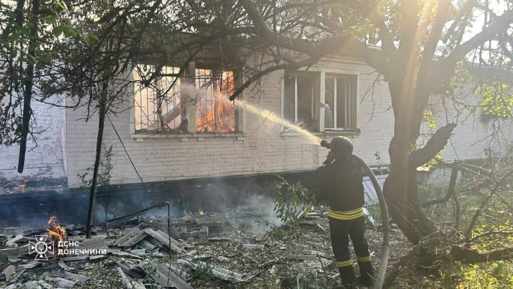 У Лимані внаслідок обстрілу загорілася адмінбудівля (фото)