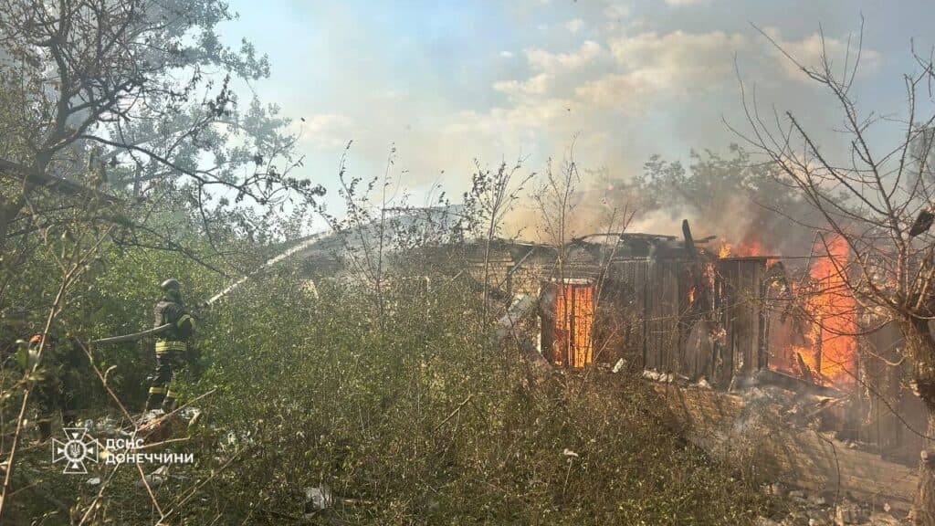 У Лимані внаслідок обстрілу загорілася адмінбудівля (фото)