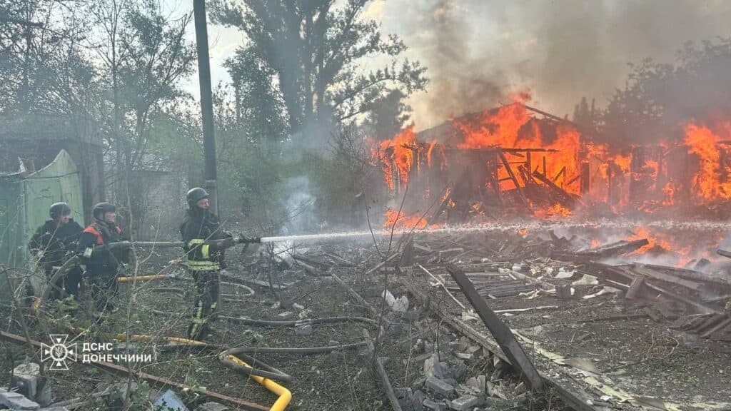 У Лимані внаслідок обстрілу загорілася адмінбудівля (фото)
