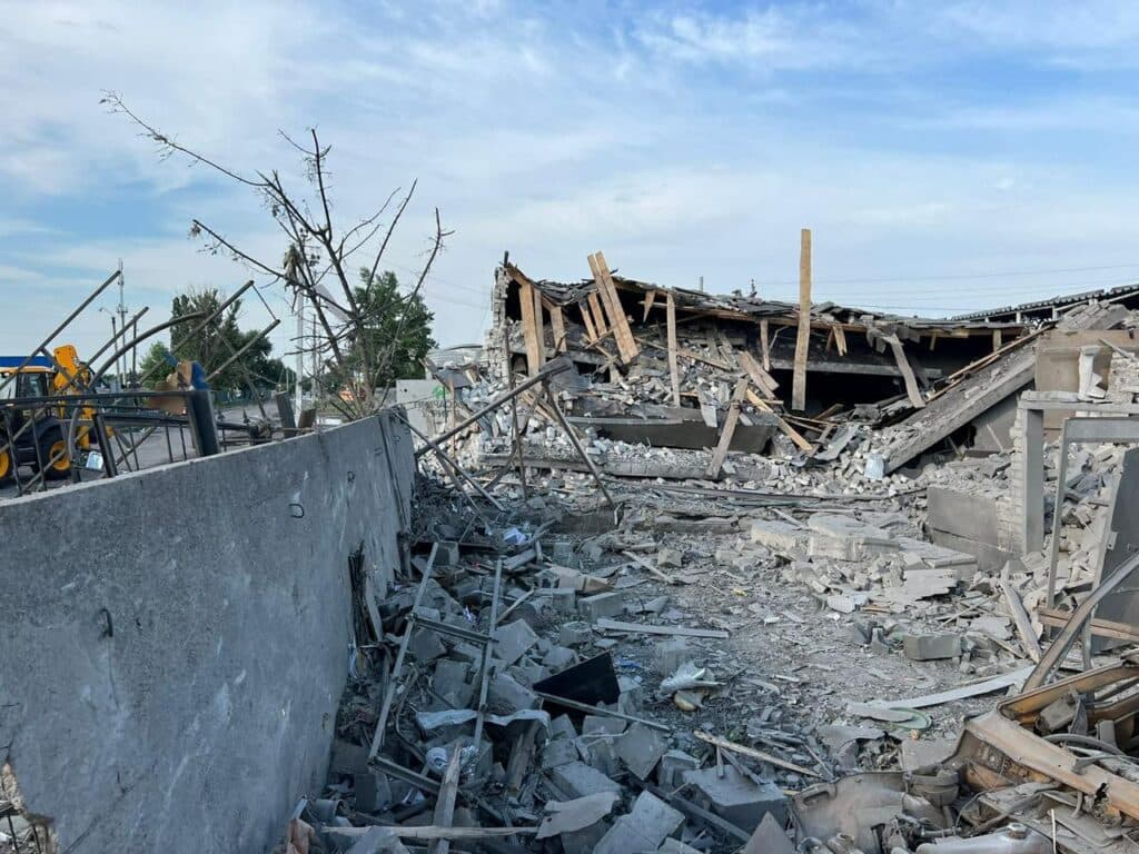 Щонайменше 5 людей поранено внаслідок обстрілу Лимана ворожими авіабомбами (фото)