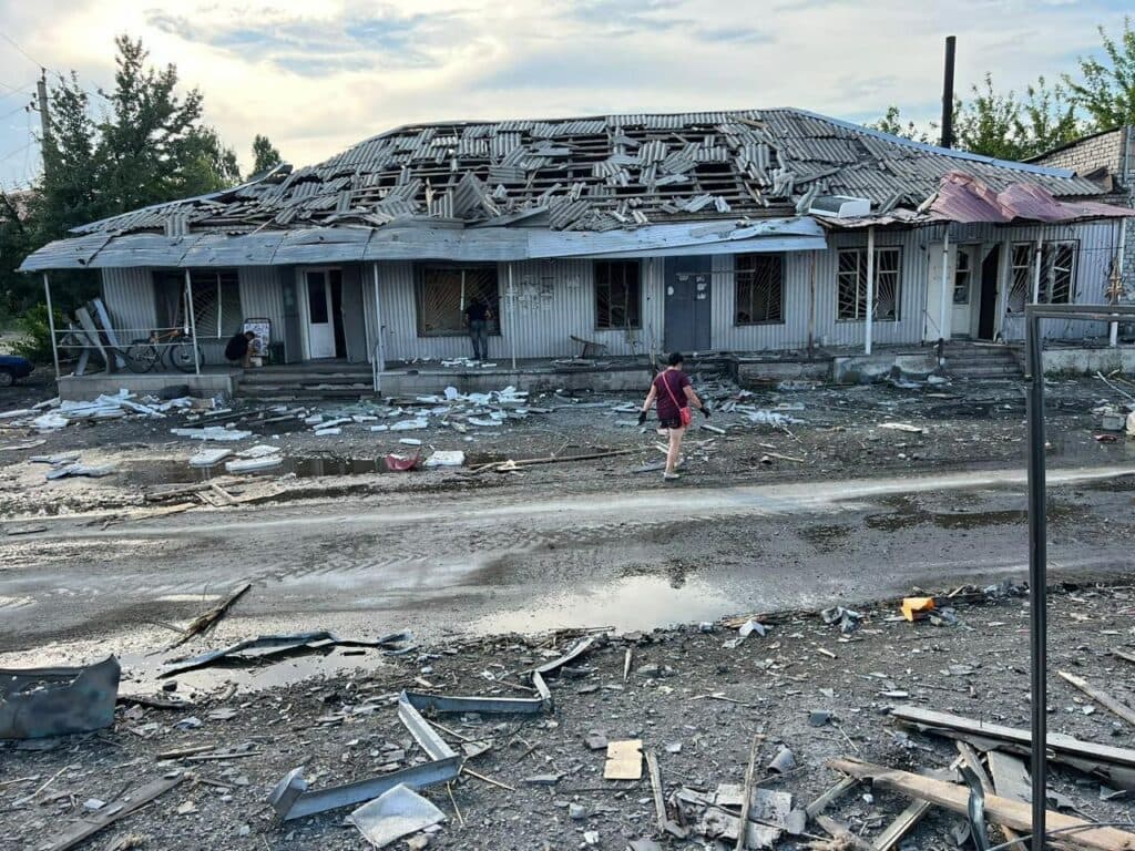 Щонайменше 5 людей поранено внаслідок обстрілу Лимана ворожими авіабомбами (фото)