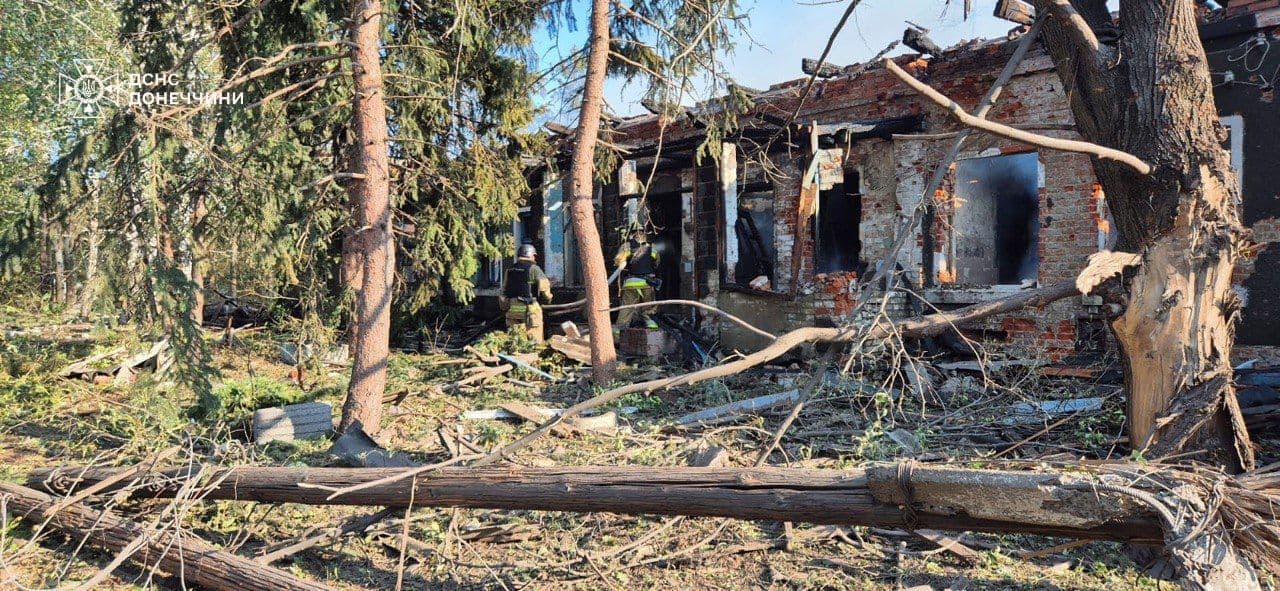 Рятувальники ліквідовують наслідки масованих обстрілів Лиману на Донеччині (фото)