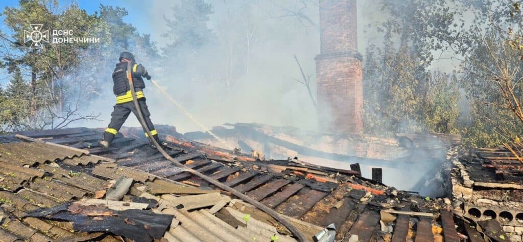 Рятувальники ліквідовують наслідки масованих обстрілів Лиману на Донеччині (фото)