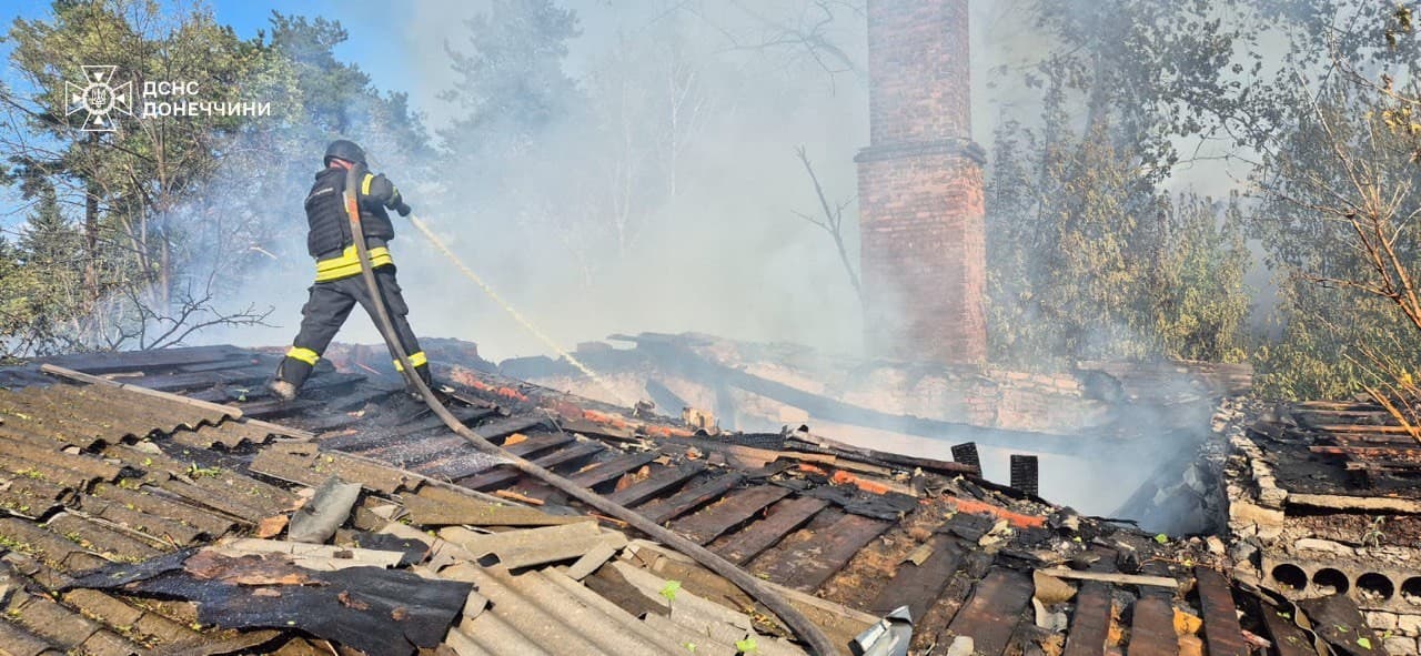 Рятувальники ліквідовують наслідки масованих обстрілів Лиману на Донеччині (фото)