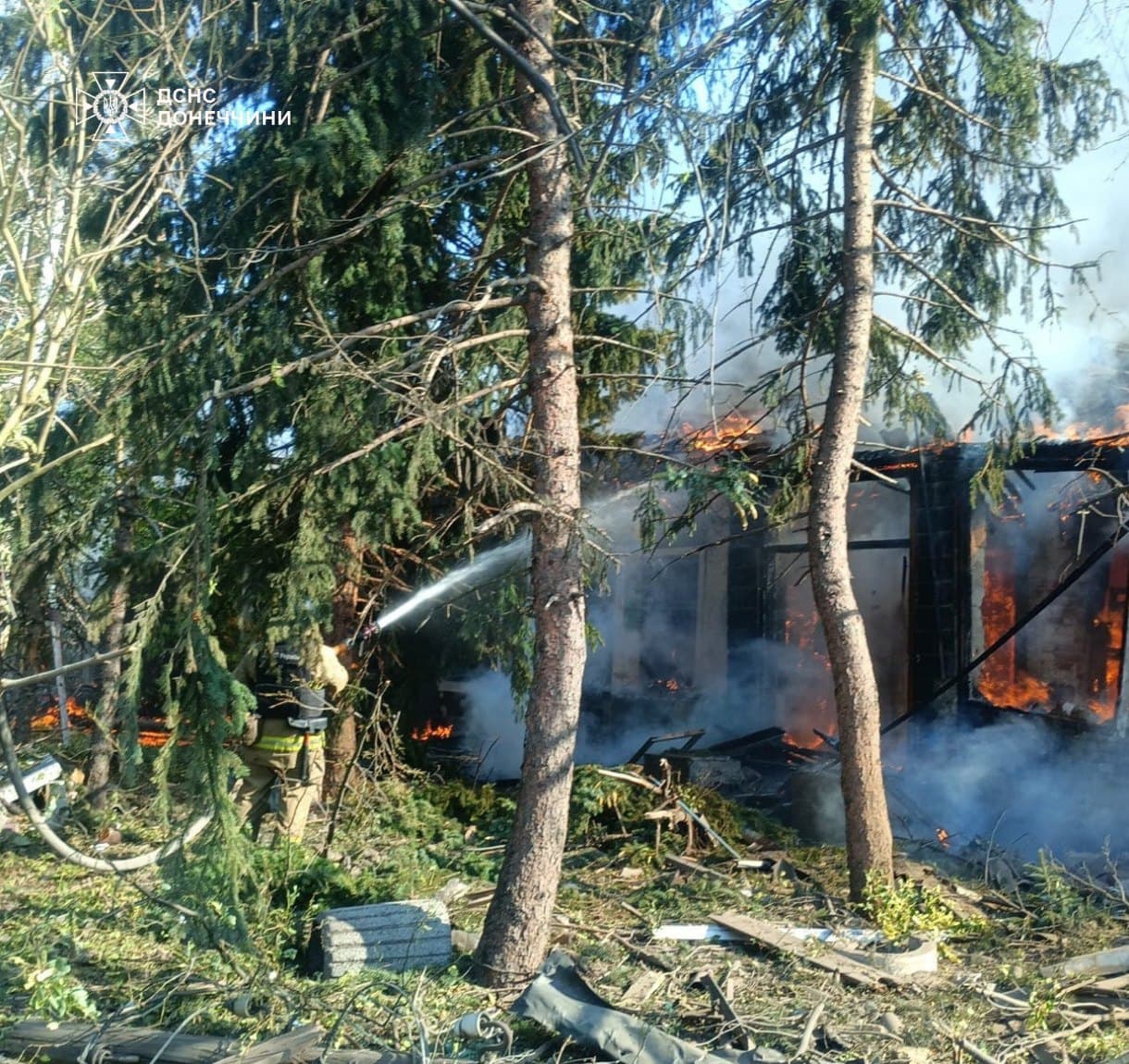 Рятувальники ліквідовують наслідки масованих обстрілів Лиману на Донеччині (фото)
