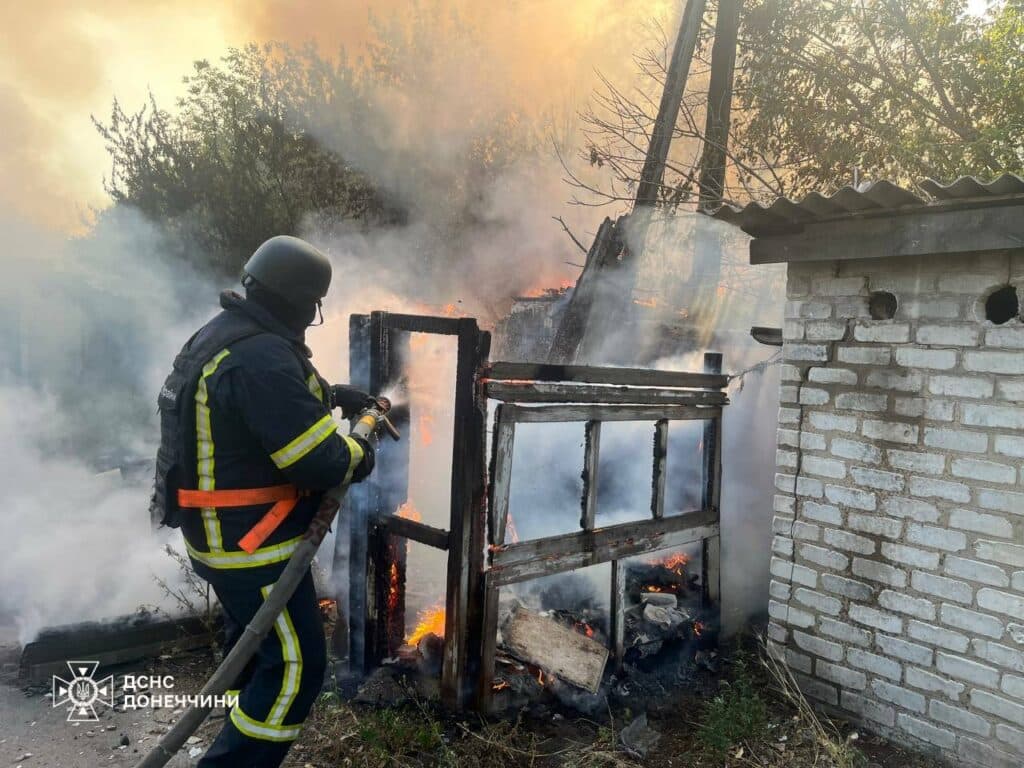 Рятувальники ліквідовують наслідки масованих обстрілів Лиману на Донеччині (фото)