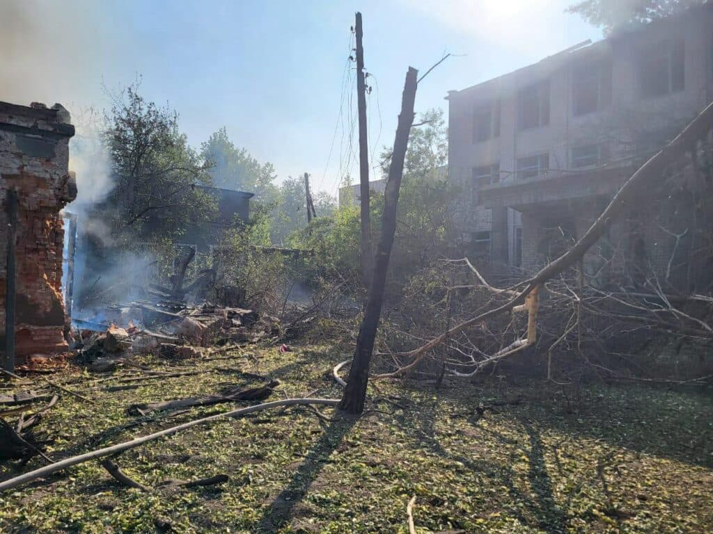 Рятувальники ліквідовують наслідки масованих обстрілів Лиману на Донеччині (фото)