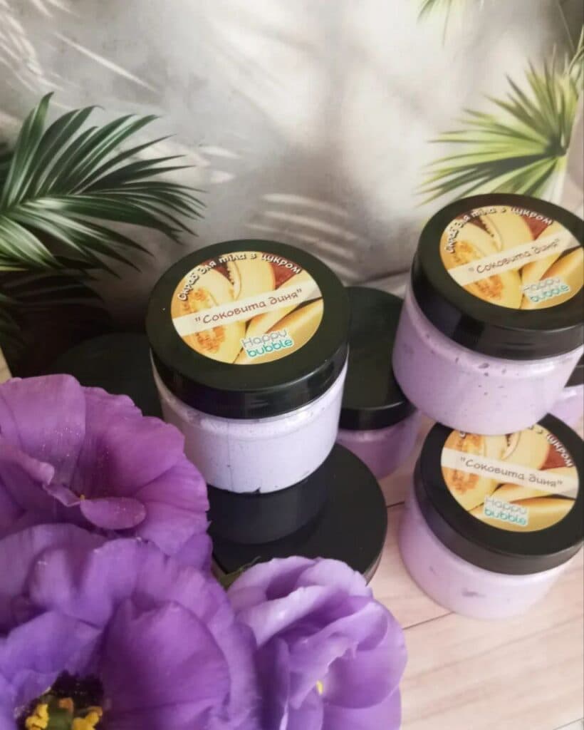 Переселенка з Маріуполя виготовляє крафтову косметику "Happy Bubble" (фото)