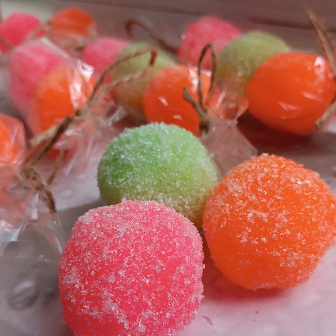 Переселенка з Маріуполя виготовляє крафтову косметику "Happy Bubble" (фото)