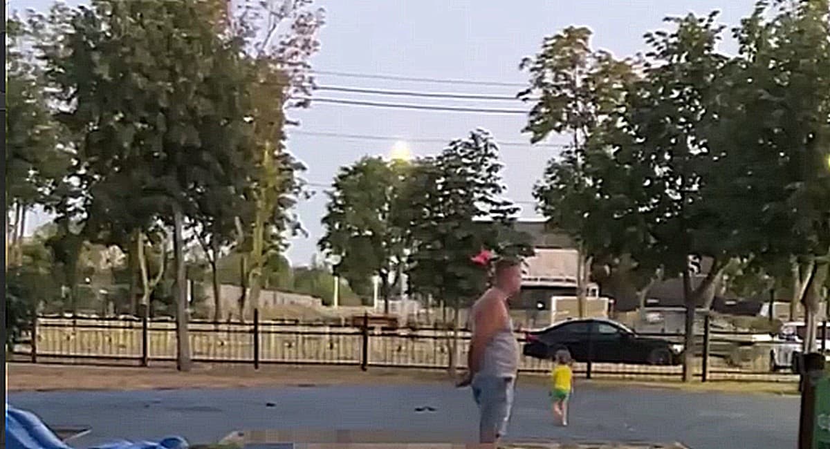 Окупанти продовжують руйнувати маріупольський парк "Веселка": демонтували дитячий майданчик (відео)