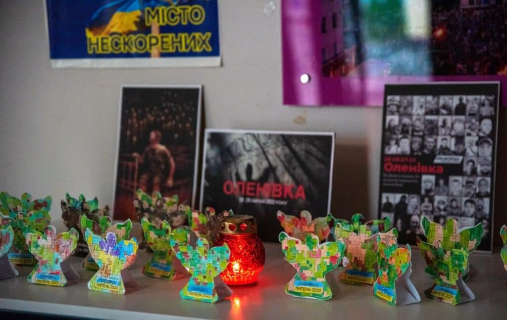 Маріупольці вшанували пам'ять загиблих захисників під час теракту в Оленівці (фото)